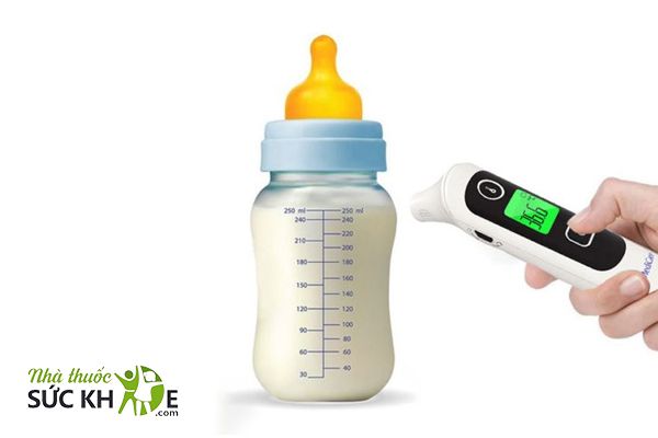 Dùng nhiệt kế để kiểm tra