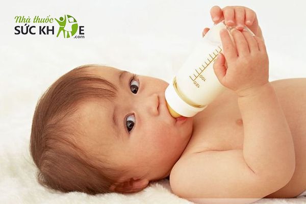 Cho trẻ sơ sinh uống sữa theo nhu cầu của trẻ