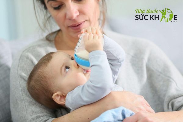 Theo dõi phản ứng của bé khi uống sữa