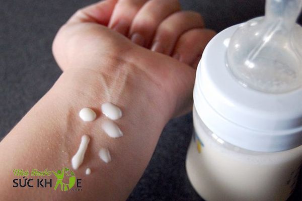 Thử nhiệt độ sữa bằng mu bàn tay hoặc cổ tay