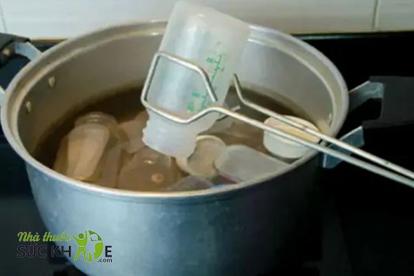 Tiệt trùng bình sữa bằng nước sôi