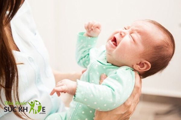 Trẻ khóc và rúc tìm ti mẹ