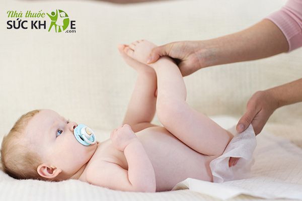 Theo d&otilde;i trẻ bị rối loạn ti&ecirc;u h&oacute;a, t&aacute;o b&oacute;n hoặc đi ngo&agrave;i nhiều lần