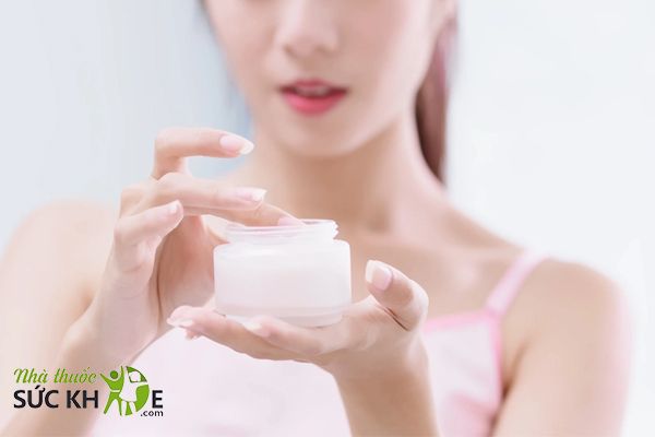 Kem dưỡng ẩm có kết cấu mỏng nhẹ, thấm nhanh