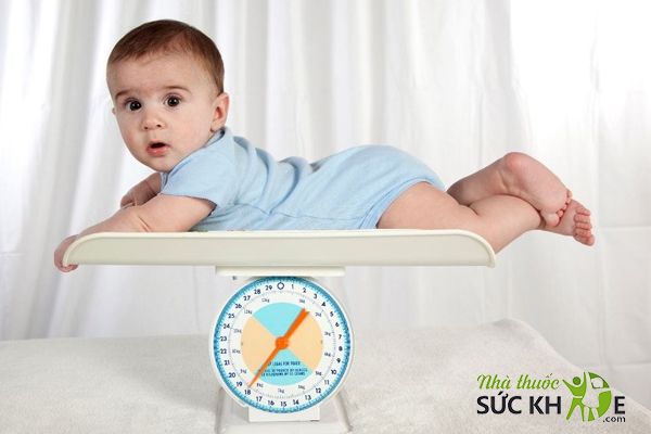Kiểm tra cân nặng cho bé thường xuyên để điều chỉnh chế độ dinh dưỡng