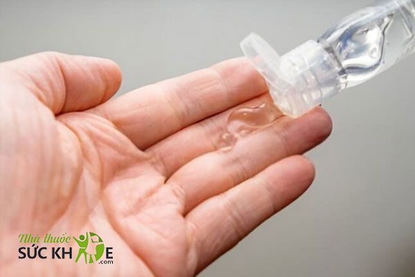 Lấy lượng gel bôi trơn vừa đủ cho mỗi lần dùng