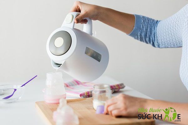 Nhiệt độ nước pha sữa cho bé ở 45 độ C