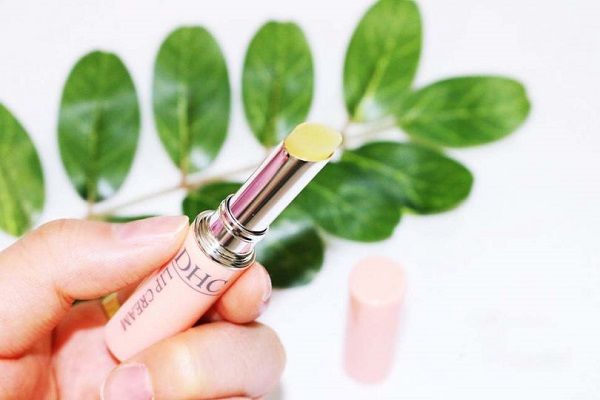 Review son dưỡng DHC không màu có tốt không? Giá bao nhiêu? Mua ở đâu?
