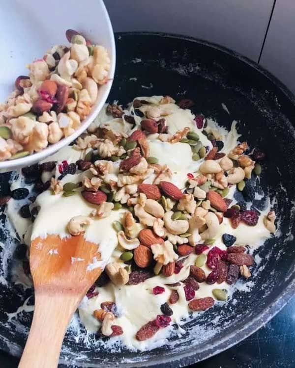 Thêm các loại hạt vào kẹo 