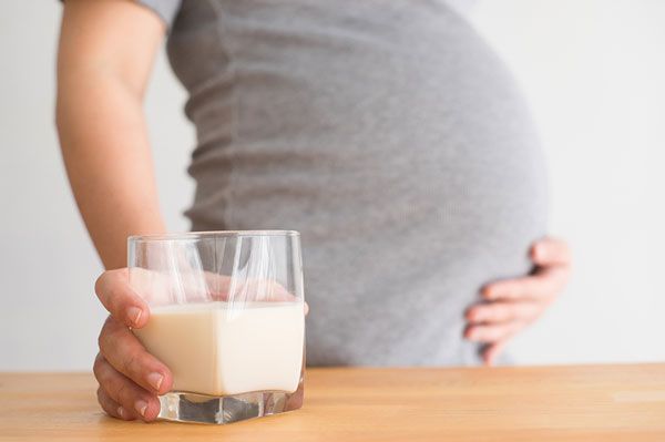N&ecirc;n uống sữa bầu v&agrave;o th&aacute;ng thứ mấy? c&aacute;ch uống sữa bầu hiệu quả nhất?