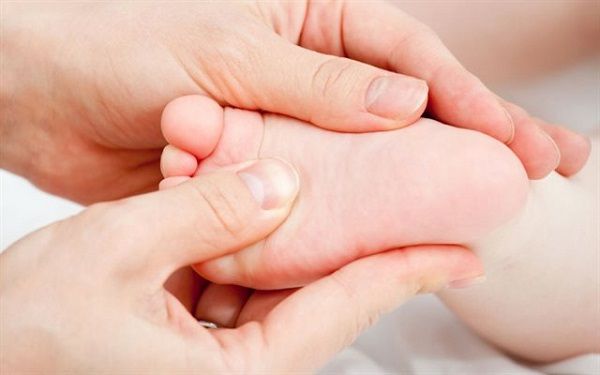 Thoa dầu tr&agrave;m v&agrave;o l&ograve;ng b&agrave;n ch&acirc;n trẻ trước khi ngủ