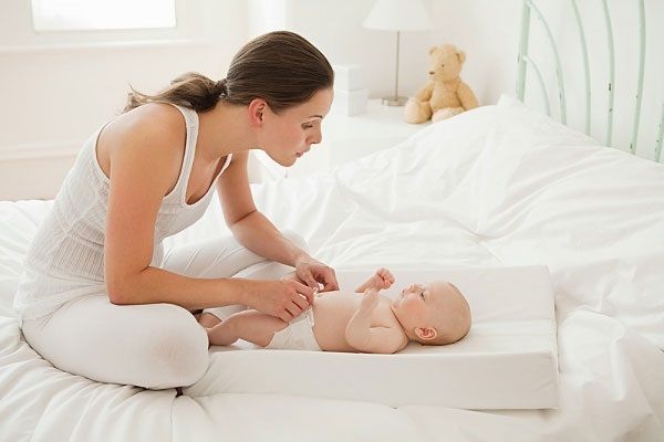 Trị ho cho trẻ bằng cách thoa dầu tr&agrave;m l&ecirc;n quần &aacute;o