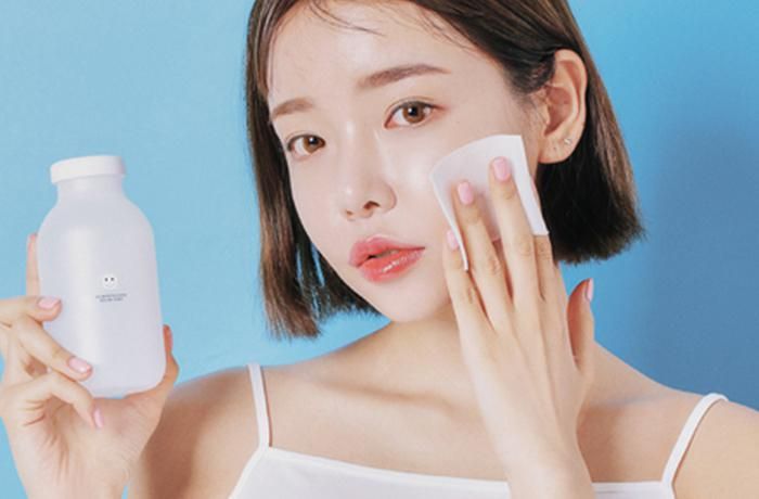 C&acirc;n bằng da với toner - nước hoa hồng