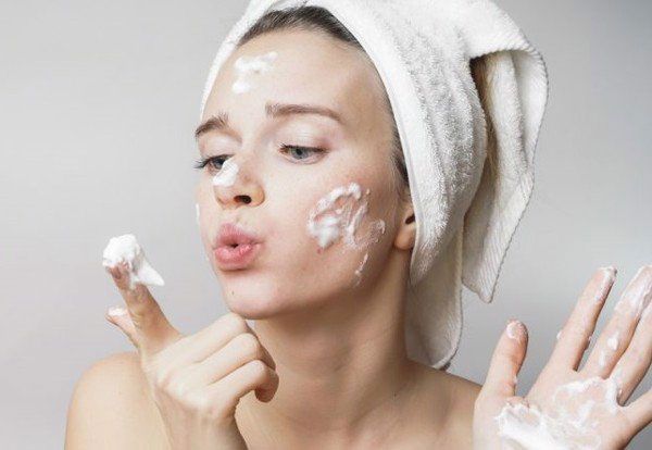 L&agrave;m sạch da với sữa rửa mặt