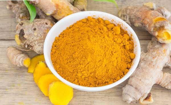C&aacute;ch trị sưng m&ocirc;i bằng bột nghệ