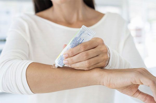  Xử l&yacute; l&ocirc;ng mọc ngược bắng c&aacute;i tẩy tế b&agrave;o chết