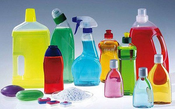 Nguy&ecirc;n nh&acirc;n da tay bị bong tr&oacute;c&nbsp;do tiếp x&uacute;c trực tiếp với h&oacute;a chất