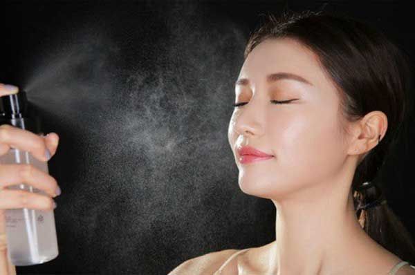 Xịt kho&aacute;ng &ldquo;cố định&rdquo; lớp trang điểm