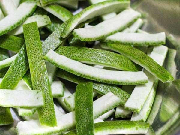x&ocirc;ng mặt trị mụn trắng da bằng vỏ bưởi