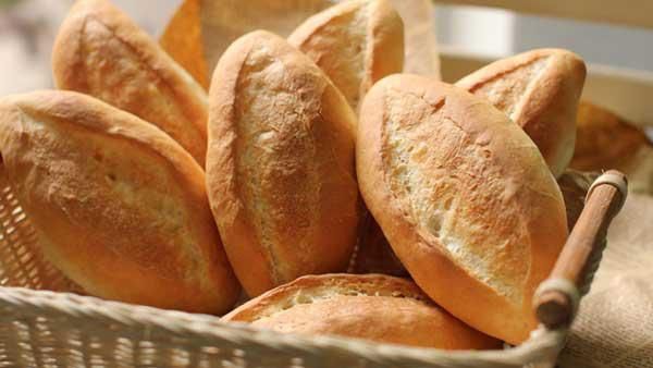 Mang theo b&aacute;nh m&igrave; ki l&ecirc;n xe