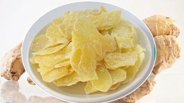 Chuẩn bị kẹo gừng cho b&eacute; ngậm