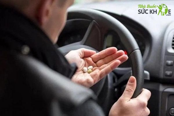 N&ecirc;n tr&aacute;nh sử dụng khi l&aacute;i xe, vận h&agrave;nh m&aacute;y m&oacute;c