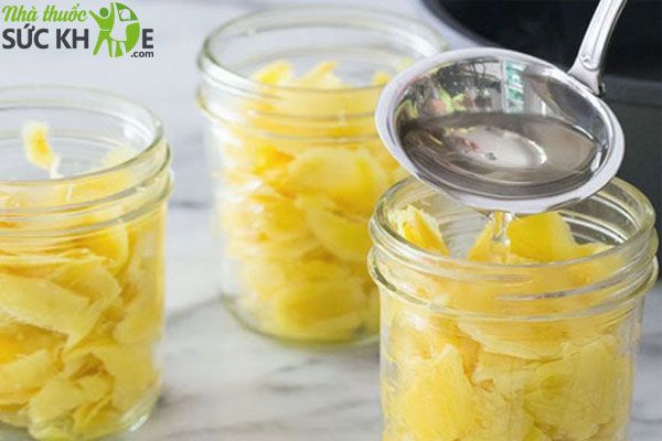 Trị th&acirc;m n&aacute;ch sau sinh bằng rượu gừng