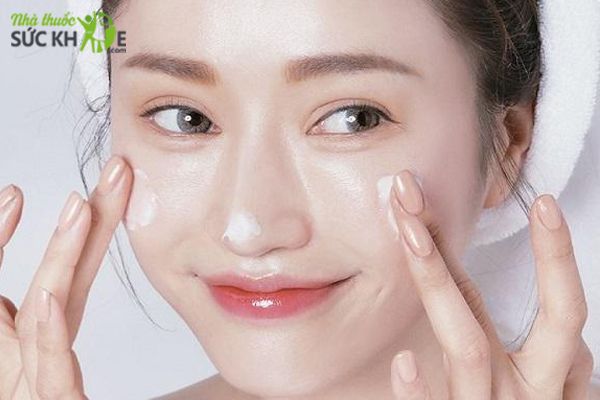 Kết hợp kem dưỡng ẩm thẩm thấu s&acirc;u trong da