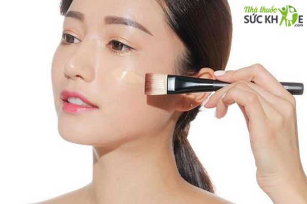 Trộn Ampoule với kem nền sau đ&oacute; makeup