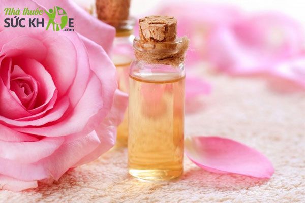 C&aacute;ch l&agrave;m nước tẩy trang từ nước hoa hồng cho mọi loại da