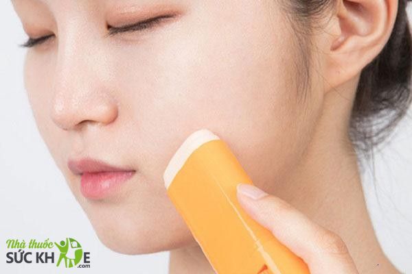 Kem chống nắng dạng lăn tiện dụng v&agrave; nhanh gọn