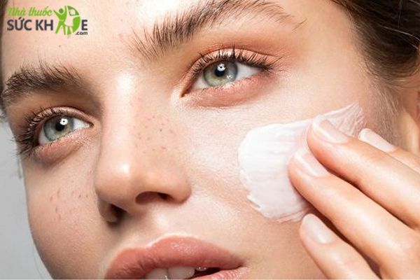 Kết hợp với sản phẩm dưỡng da từ b&ecirc;n ngo&agrave;i