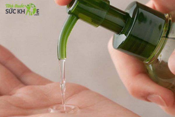 Nước tẩy trang dạng dầu gi&uacute;p l&agrave;m sạch bụi bẩn