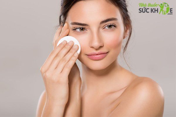 Nước tẩy trang gi&uacute;p tăng khả năng dưỡng ẩm cho da