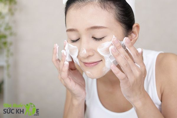 Sử dụng sữa rửa mặt kh&ocirc;ng ph&ugrave; hợp cho l&agrave;n da
