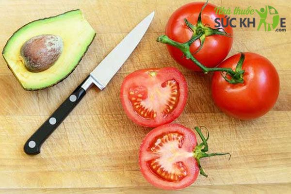 Tẩy tế b&agrave;o chết tại nh&agrave; bằng c&agrave; chua v&agrave; bơ