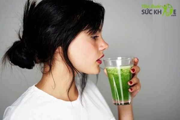 uống diệp lục Collagen v&agrave;o buổi s&aacute;ng sau ăn hoặc tối trước khi đi ngủ