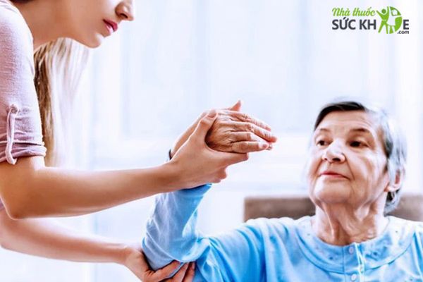 Những người kh&ocirc;ng n&ecirc;n sử dụng Vitamin E