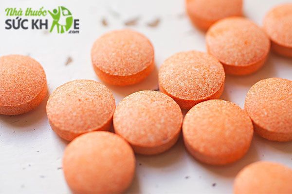 Uống vi&ecirc;n sủi vitamin C mỗi ng&agrave;y c&oacute; tốt kh&ocirc;ng, nhược điểm của vitamin C sủi