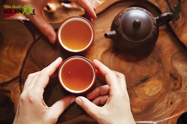 Uống tr&agrave; c&aacute;ch xa giờ ngủ