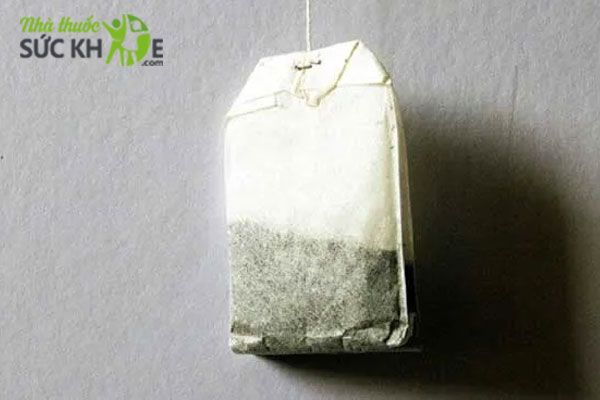 C&aacute;ch giảm đau r&aacute;t khi bị bỏng bằng tr&agrave; đen