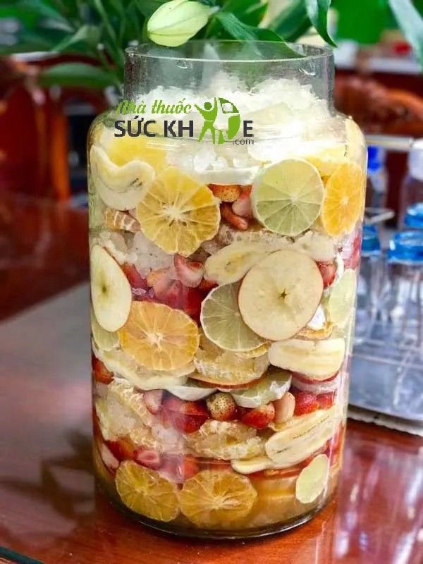 Xếp nguy&ecirc;n liệu v&agrave;o b&igrave;nh v&agrave; ng&acirc;m rượu