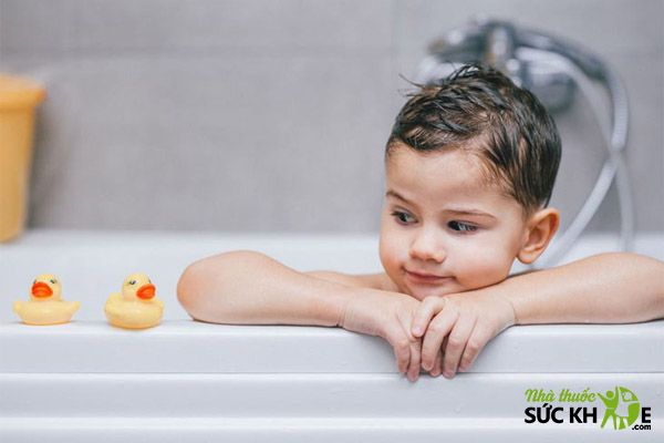Sử dụng sửa tắm, dầu gội c&oacute; pH hợp l&yacute;