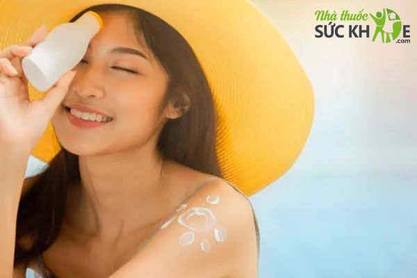 Cần ch&uacute; &yacute; thoa kem chống nắng h&oacute;a học 15 - 30 ph&uacute;t trước khi ra ngo&agrave;i