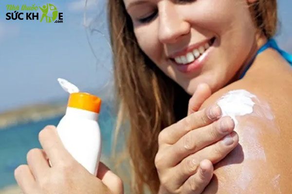 Thoa kem chống nắng trước khi ra ngo&agrave;i từ 15- 30 ph&uacute;t