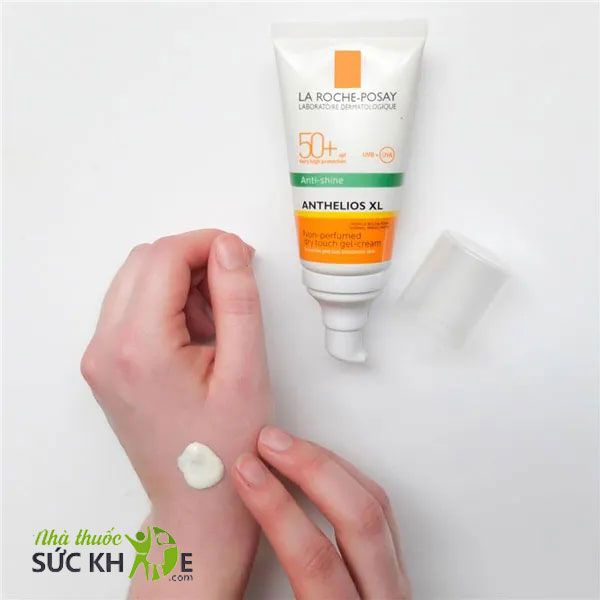 Kem chống nắng kiềm dầu phổ rộng La Roche-Posay Anthelios XL Fluide SPF 50+ PA++++
