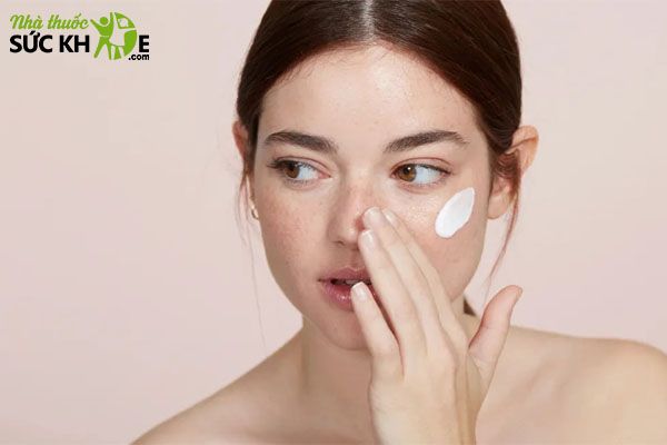 Thoa lại kem chống nắng sau mỗi 2-4 h