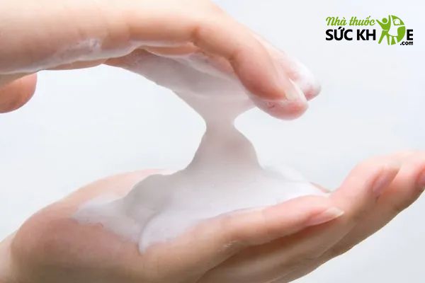 Tạo bọt trước khi apply sữa rửa mặt l&ecirc;n da