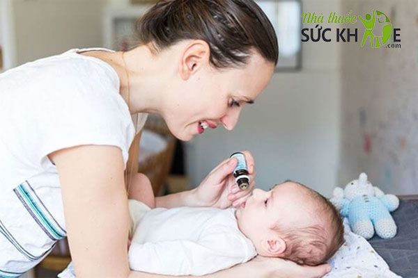 Nhỏ giọt trực tiếp v&agrave;o miệng b&eacute;