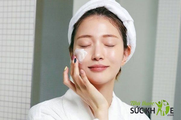 Thoa kem chống nắng đều tr&ecirc;n c&aacute;c v&ugrave;ng da mặt